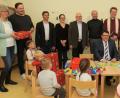 Bild: Hirsch
Im Beisein zahlreicher Gäste wurde der Erweiterungsbau der "Villa Kunterbunt" eingeweiht. Matthias Strießl (Zweiter von links) vom Architekturbüro überreichte Leiterin Marianne Knauer (links) Geschenkpakete.