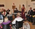 Bild: rha
In der Hauskapelle des BRK-Seniorenheims Vilseck versammeln sich zur Weihnachtsfeier Bewohner und Personal (hinten, von links): Pfarrer Josef Wittmann, Pastor Martin Valeske, Gerhard Kraus am Keyboard, Mezzosopranistin Eleanor Nemeth Patton, Bürgermeister Hans-Martin Schertl mit Frau Gerlinde.