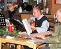 Bild: agr
Barbara Nutz, Günter Dirnberger und Wolfgang Förster gestalteten den adventlichen Nachmittag im Marienheim.