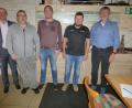 Bild: mad
Bürgermeister Maximilian Beer, Kommandant Wolfgang Graf (von links) und Vorsitzender Dieter Dettwiler (rechts) gratulierten dem neuen Schriftführer Stefan Reiml (Zweiter von rechts) und dem gewählten zweiten Jugendwart Tobias Forster.