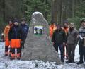 Bild: ws
An der Gaislohehütte fand vor kurzem die Verabschiedung von Forstamtmann Günther Mayr statt. An der Hütte im Wald findet sich auch ein Gedenkstein, der die Arbeit im Stadtwald und damit auch die Leistungen von Günther Mayr dokumentiert. Im Bild (von links): die Bauhof- und Forstarbeiter Matthias Fischer, Josef Schmidkonz, Siegmund Mages, Bernhard Fischer, Michael Rössler und Manfred Schuller sowie der neue Stadtförster Stefan Gradl, Günter Mayr und Bürgermeister Alfred Stier.