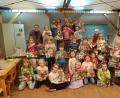 Bild: bsc
Große vorweihnachtliche Freude beim Bastelnachmittag der Siedlergemeinschaft und der Freien Wähler. Stolz präsentieren die Kinder am Ende ihr weihnachtliches Kunstwerk. Oskar Schuster (hinten links), Elfi Kempke (hinten rechts) und Zita Schuster unterstützten bei der Fertigung die Kinder und hatten dabei viel Spaß und Freude.