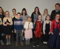 Bild: jr
Mit ihrem Konzert im Museumscafé stimmen die Kinder der Musikklasse von Brigitte Kreuzer (Zweite von links) auf das Weihnachtsfest ein. Im Namen der Stadt bedankt sich 2. Bürgermeister Stefan Grillmeier (rechts) für den Auftritt.
