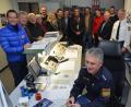 Bild: dob
Der stellvertretende Leiter der Polizeiinspektion Vohenstrauß, Hauptkommissar Thomas Meiler (rechts), empfängt die CSU-Delegation. Hauptkommissar Christian Stöckl (vorne) ließ sich nicht bei seiner Arbeit stören.