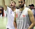 Bild: Büttner, Gerhard
Trainer Stefan Merkl (links) gibt Anweisungen, während Captain Tobias Merkl auf seine Einwechslung wartet. Die Neustädter Basketballer müssen am Wochenende vor Weihnachten gleich zwei Pflichtspiele absolvieren.