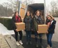 Bild: exb
Die SMV packt für die Aktion der Johanniter-Weihnachtstrucker fleißig mit an: Im Bild die Schülersprecherinnen und Verbindungslehrerin Astrid Krauß.