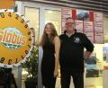 Bild: Hirsch
Glücksfee Alena Gradl und Globus-Geschäftsführer Reiner Debernitz ermittelten die Gewinnzahlen.