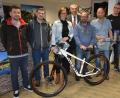 Bild: jr
Vier Hauptpreise wurden jetzt in der „Bike-Station“ für die Gewinner der AOK-Aktion „Mit dem Rad zur Arbeit“ verliehen. Unser Bild zeigt (von links) Stefan und Christian Maurer (beide Bike-Station), Belinda Hoyer, Peter Hofmann, Hauptgewinner Winfried Volkmann, Michel Wirth, Matthias Pöllmann und AOK-Chef Klaus Lill.