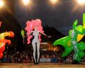 Bild: Stephan Huber
Tausende Besucher strömen bei der fünften Luftnacht durch die Altstadt - und sehen eine schrill bunte Show auf der Bühne.