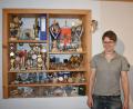 Bild: lue
Das Regal im Zimmer von Sommerbiathletin Kerstin Schmidt ist voll mit Medaillen und Pokalen. Seit 15 Jahren betreibt sie diesen Sport und bringt sich das meiste selber bei.