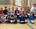 Bild: hir
Als Abschluss zum Bewegungsprojekt des Kindergartens St. Martins machten die Kleinen das "Turnpapperl". Zusammen mit dem Übungsleiterinnen der Abteilung Turnen Birgit Seegerer (links) und Johanna Pösl (rechts) präsentieren die Kinder stolz ihre Urkunden.