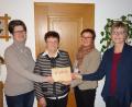 Bild: lnz
Insgesamt 681,80 Euro überreichen Konzert-Organisatorin Gabi Werner (rechts), Seelsorgerat-Sprecherin Rosemarie Ernst und Helga Haberkorn von der KAB an "Lichtblicke"-Schirmherrin Edith Lippert (von links).