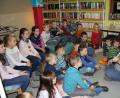 Bild: frd
Auf „Augenhöhe“ mit den Kindern trug Bianca Reil in lebendiger Form die Geschichten von der Wichtelweinacht im Winterwald vor.