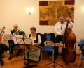 Bild: wro
Den vorweihnachtlichen Nachmittag umrahmen (von links) Bernhard Schaumberger, Reinhard Schwarz, Petra Bannert und Karl Käß mit einem besinnlichen Melodienreigen.