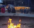 Bild: ge
Die Feuerschale vor der Hochofenkulisse ist zum Wahrzeichen des Marktes geworden.
