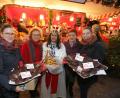 Bild: Udo Dreier
Luzia (Mitte) aus Amberg gemeinsam mit Bürgermeisterin Brigitte Netta (Zweite von links) und Emilie Leithäuser von der PWG (Zweite von rechts) auf dem Nürnberger Christkindlesmarkt.