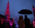 Bild: Francisco Seco/AP/dpa
Menschen bewundern gemeinsam in Brüssel einen geschmückten Weihnachtsbaum auf dem beleuchteten Grand Place.
