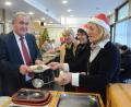 Bild: Kunz
Auch Oberbürgermeister Kurt Seggewiß lässt sich zum Jubiläum der Adventslichtspeisung seine Leberknödelsuppe schmecken. In der Mitte Initiatorin Dr. Renate Freuding-Spintler.