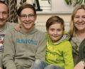 Bild: Petra Hartl
Birgit und Christian Färber mit ihren beiden Festtagskindern: Torben kam als Frühchen am 24. Dezember 2002 zur Welt, sein jüngerer Bruder Loris an Heilig-Drei-König. Eigentlich hatten die Eltern für ihren Erstgeborenen Noah oder Clemens als Name ins Auge gefasst, aber da er sich als Frühchen ins Leben kämpfen musste, nannten sie ihn Torben. Der Name ist in Skandinavien sehr beliebt und wird häufig mit Kämpfer ins Deutsche übersetzt.
