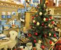 Bild: bl
Weihnachten im Miniatur-Format: Puppenküchen sind begehrte Sammelobjekte. Helga Strehl aus Pfreimd könnte ein ganzes Museum mit den winzigen Details aus vielen verschiedenen Epochen bestücken.