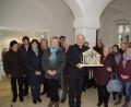 Bild: mmj
Die Frauen des Klöppelkreises Schönsee-Stadlern-Tiefenbach übergeben im Bischöflichen Ordinariat an Diözesanbischof Dr. Rudolf Voderholzer eine geklöppelte Weihnachtskrippe. Mit dabei in Regensburg waren Bürgermeisterin Birgit Höcherl (Dritte von links) und Stadlerns Bürgermeister Gerald Reiter (Sechster von links).