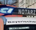 Bild: Petra Hartl
Notarzt im Einsatz. Immer weniger Ärzte erklären sich tatsächlich bereit, bei Nacht und Nebel und bei jeder Witterung hinaus zu fahren. Die Leitenden Notärzte fordern eine deutliche Änderung des bestehenden Systems.