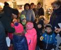 Bild: jr
Kinder des Kindergartens St. Hedwig bereichern mit ihrem Gesang das vierte Adventsschaufenster.