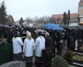 Bild: bö
Emotional ist der Abschied von Sepp Lobenhofer, dem langjährigen Leiter der Blaskapelle St. Ägidius: Etwa 1000 Menschen, darunter mehr als 100 Musiker, geben ihm in Schwarzenfeld das letzte Geleit.