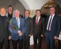 Bild: fg
Dem fleißigsten Sitzungszuhörer Erwin Hausmann (Dritter von links) gratulieren (von links): stellvertretender Fraktionssprecher Günther Amann (SPD), Fraktionssprecher Günther Schuster (FW), Hans-Jürgen Schönberger (CSU), Dritter Bürgermeister Peter Leitsoni und Bürgermeister Hermann Falk