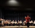 Bild: mri
Die Big Band unter Leitung von Hermann Heinrich spielt unter anderem „All I want for christmas is my two front teeth“ und „Christmas tree ride“. Die Weihnachtsmütze darf da nicht fehlen.