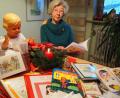 Bild: bl
Maria Hirsch aus Wernberg-Köblitz kann auf eine stattliche Sammlung von Geschichten und Gedichten aus der eigenen Feder zurückgreifen. Eine ihrer ersten Geschichten handelt von Puppe Gisela (links), die sie an Weihnachten 1948 geschenkt bekam.