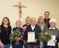 Bild: seb
Langjährige Sänger des Ehenfelder Kirchenchors erfahren eine Ehrung (von links): Chorleiterin Steffi Reichart, Gertraud Schwendner, Barbara Reng, Franz Hehenberger, Margit Peter, Pfarrer Josef Irlbacher und Ida Walter.