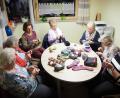 Bild: bl
Jeden Donnerstag um 16 Uhr treffen sich die fleißigen Strickerinnen im Pfarrbüro. Daheim wird die Produktion für den guten Zweck dann das ganze Jahr über fortgesetzt. Nur in den Schulferien ist Pause.