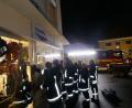 Bild: mor
Vorweihnachtlicher Einsatz für die Feuerwehr beim "Dichtmachen" des eingeschlagenen Schaufensters.