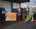 Bild: jr
Eine vorweihnachtliche Bescherung gibt es für die Tafelbezieher in der Mitterteicher Tafel. Der Forstbetrieb Waldsassen verteilt kostenlos 55 frisch geschlagene Christbäume. Mit dabei sind (von links) Forstwirtschaftsmeister Siegfried Schwarzbauer, zweiter Bürgermeister Stefan Grillmeier, Nicole Fürst, Karl Haberkorn, Bürgermeister Roland Grillmeier sowie Doris und Gerhard Schneider.