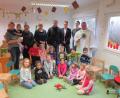 Bild: hai
Pfarrer Sven Grillmeier, Kämmerin Michaela Hösl, Bauamtsleiter Thomas Schneider, Geschäftsleiter Thorsten Leusenrink und Kindergartenleiterin Sabine Pöllath (von rechts) freuen sich, dass sich die Kleinen im Container wohlfühlen.
