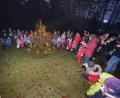 Bild: nib
Nach einer kurzen Wanderung versammelten sich die Kinder mit ihren Eltern um den Weihnachtsbaum und sangen weihnachtliche Lieder.
