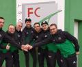 Bild: exb/Lukas Stark
Für die Fußballabteilung des FC Weiden-Ost ziehen sie an einem Strang: (von links) Fabian Frey, Denis Strohbach, Vorsitzender Franz Bäumler, Florian Gillitzer, Marc Diener, Andreas Heller und Martin Oppitz. Nicht auf dem Bild ist Dominik Forster.
