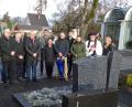 Bild: Dobmeier
Die CSU gedenkt ihrer verstorbenen Pateifreunde zum Jahresende auf dem Stadtfriedhof, hier am Grab von OB Hans Schröpf, der 2012 verstarb.
