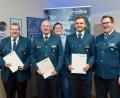 Bild: exb
Für langjähriges Engagement beim THW-Ortsverband ehrt Ortsbeauftragter Andreas Duschner (rechts) Hans Grötsch, Jürgen Kurzwart, German Bürger und Lukas Dellinger (von links).	Bild: exb