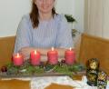 Bild: Portner
Iuliia Spießl (31) hat die vierte Kerze am Adventkranz angezündet. Die Babuschka aus der Ukraine sind nur fürs Foto platziert.