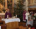 Bild: exb
Pfarrgemeinderatssprecherin Kerstin Hasenfürter dankt Weihbischof Reinhard Pappenberger (am Altar) für sein Kommen; rechts Pfarrer Dr. James Mudakodil und in der Mitte Pfarrer i.R. Msgr. Martin Neumaier.