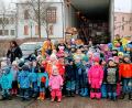 Bild: fjo
Der Waidhauser Nachwuchs ist Feuer und Flamme für die Weihnachtstrucker-Aktion des Theatervereins und hilft den LKW-Fahrern Ludwig Wüst und Christian Fuchs (hinten, von rechts) beim Beladen.
