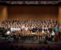 Bild: Luca Scagliola, Erasmus-Gymnasium
Über 155 Musizierende schließen mit einem famosen "Engel auf den Feldern" das Weihnachtskonzert ab.