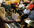 Bild: do
Chorleiterin Riita Michelson sorgt mit der Liedertafel Eschenbach bei der Auswahl des Weihnachtsliedgutes für Abwechslung. Der Männerchor singt am zweiten Weihnachtsfeiertag in der Stadtpfarrkirche und im BRK-Seniorenheim.