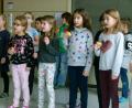 Bild: rn
Rasseln aus Überraschungseiern dienen den Schülern als Rhythmusgeräte.