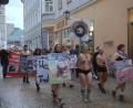 Bild: gib
Aufmerksamkeit war ihnen sicher: In Unterwäsche marschierten Tierschützer durch die Regensburger Altstadt, um gegen den Handel und Kauf von Pelz zu demonstrieren.