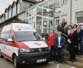 Bild: san
Das Herzenswunsch-Hospizmobil, das auf Initiative von Bernd Lödel (vorne Mitte) aus Sulzbach-Rosenberg, Rettungsdienstleiter des BRK-Kreisverbandes Nürnberger Land, unterwegs ist, um todkranken Menschen einen letzten Wunsch zu erfüllen.