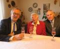 Bild: ua
Bürgermeister Franz Mädler (links) gratuliert Elisabeth Lindner (Mitte) zum 90. Geburtstag, nebst ihrem Mann Johann (rechts).