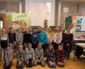 Bild: dtr
Die Klasse 4a der Grundschule Plößberg ist vom Hilfsprojekt begeistert und will Geld für eine Patenschaft sammeln.